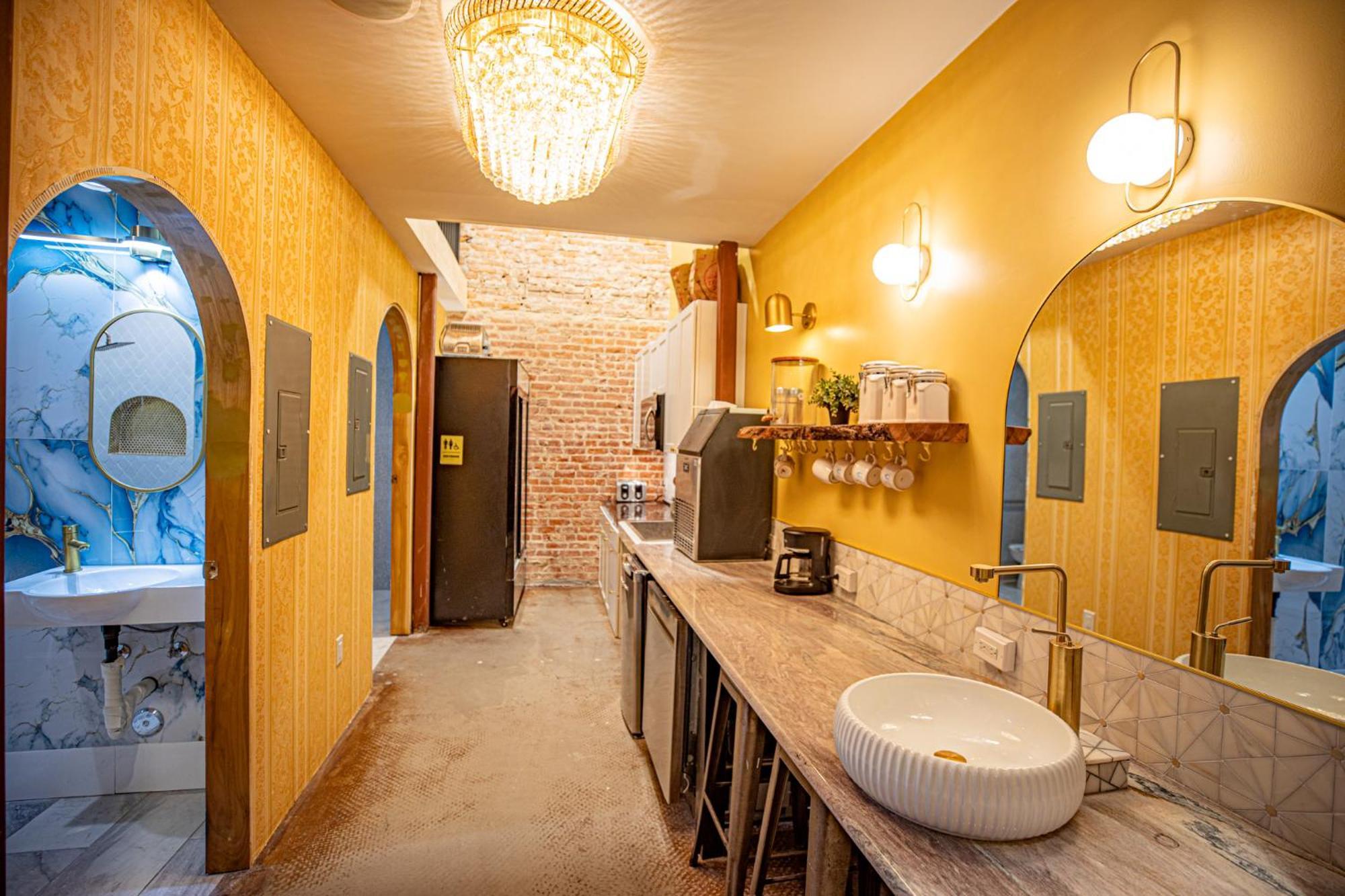 Social Stays - Santa Barbara'S First Hostel On State Street Екстериор снимка