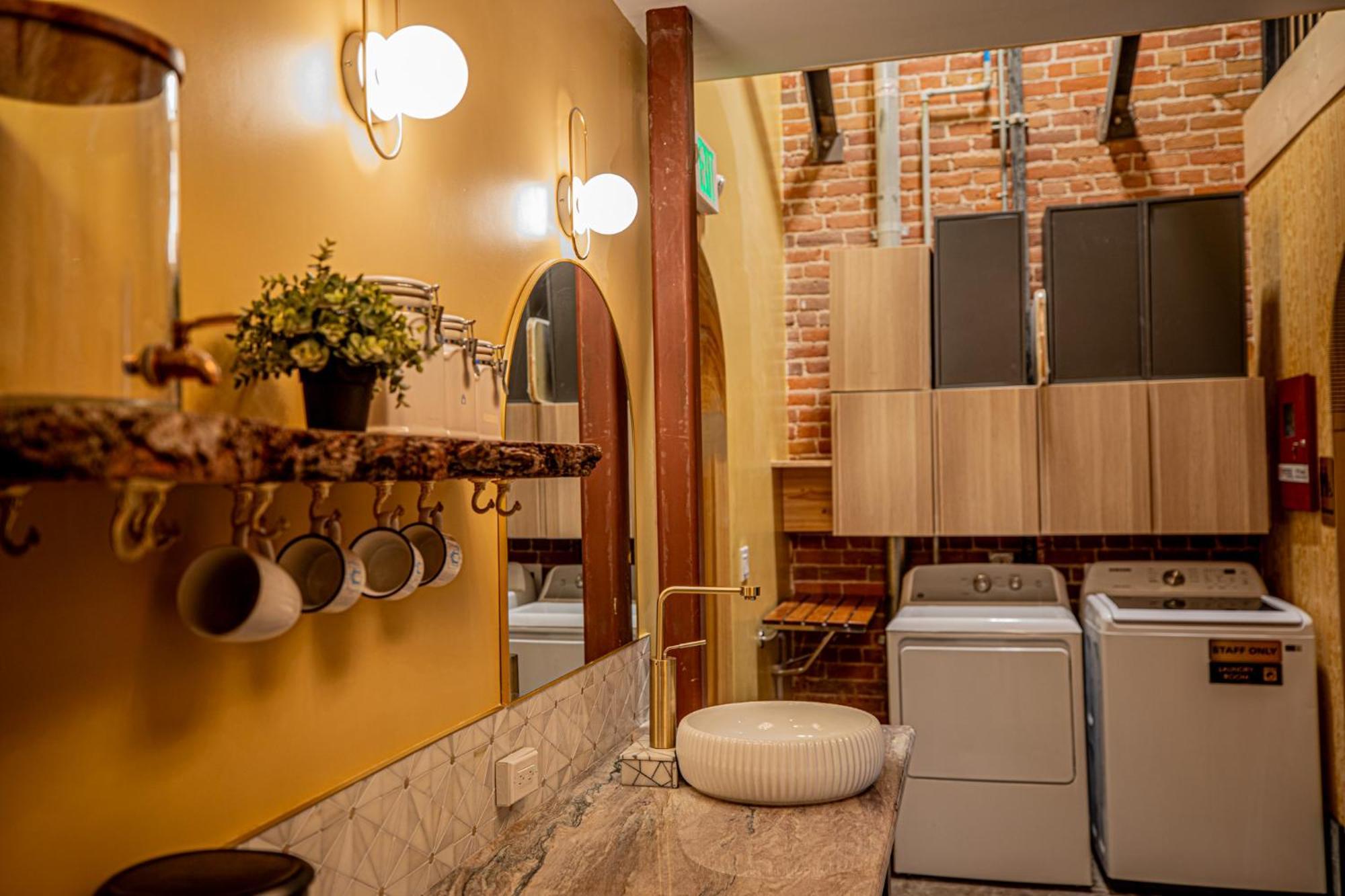 Social Stays - Santa Barbara'S First Hostel On State Street Екстериор снимка