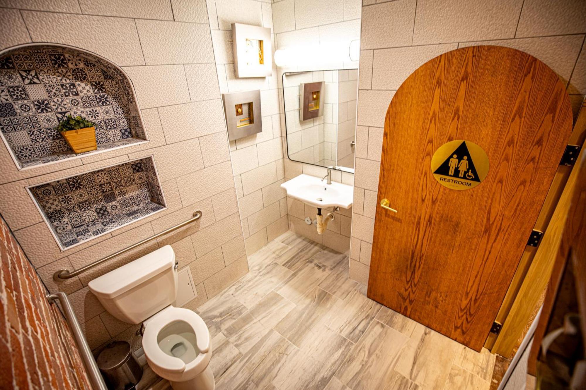 Social Stays - Santa Barbara'S First Hostel On State Street Екстериор снимка