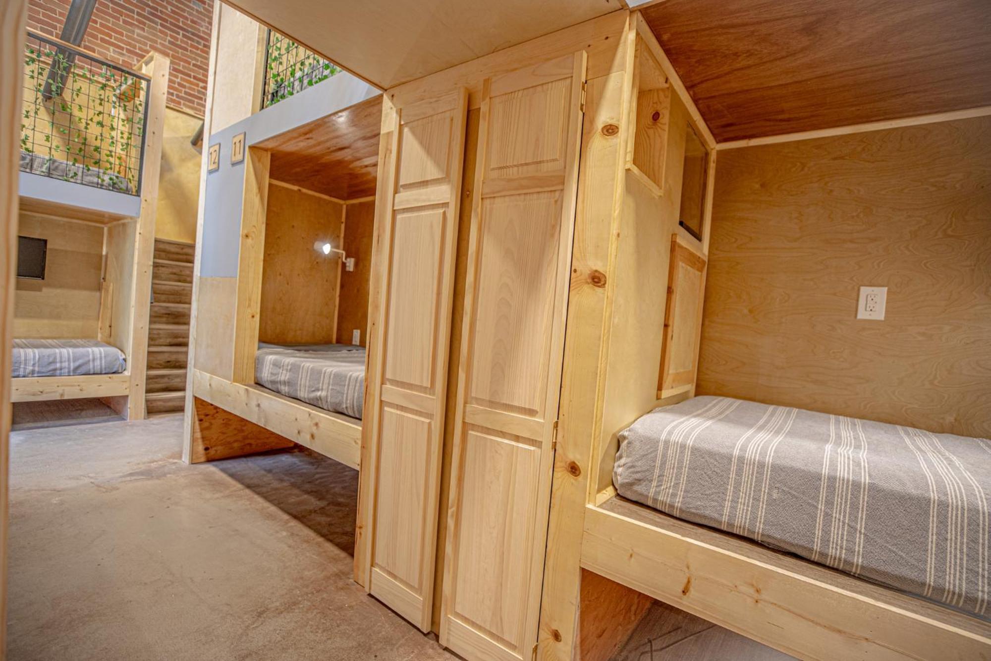 Social Stays - Santa Barbara'S First Hostel On State Street Екстериор снимка